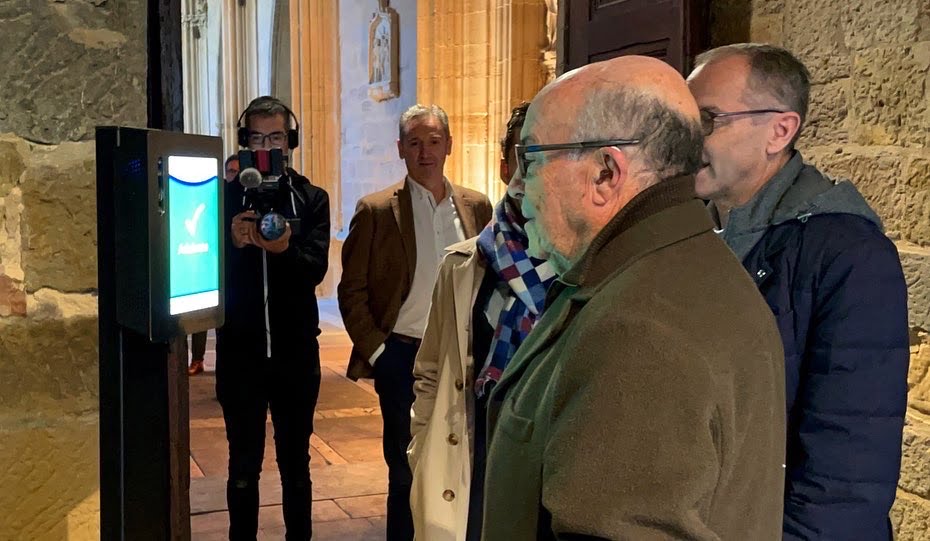 Carmelo Ezpeleta entrando a evento con reconocimiento facial.