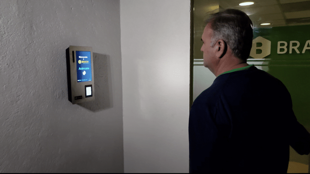 Ingreso a Bracox México mediante reconocimiento facial.