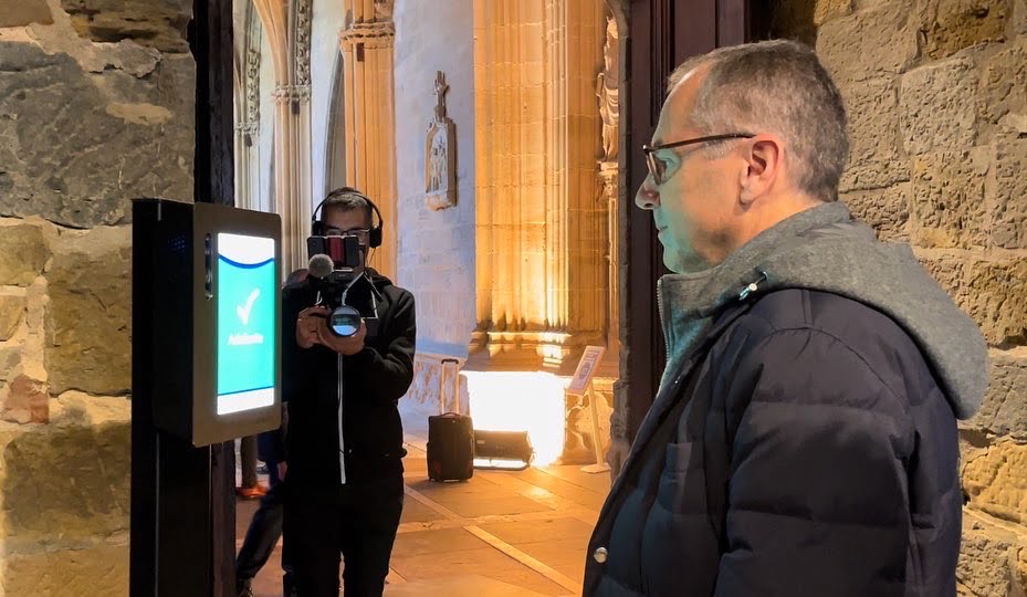 Stefano Domenicali ingresando a evento con reconocimiento facial.
