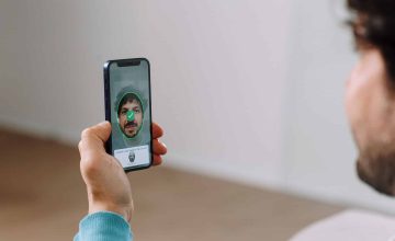 Veridas-face-authentication-onboarding-man